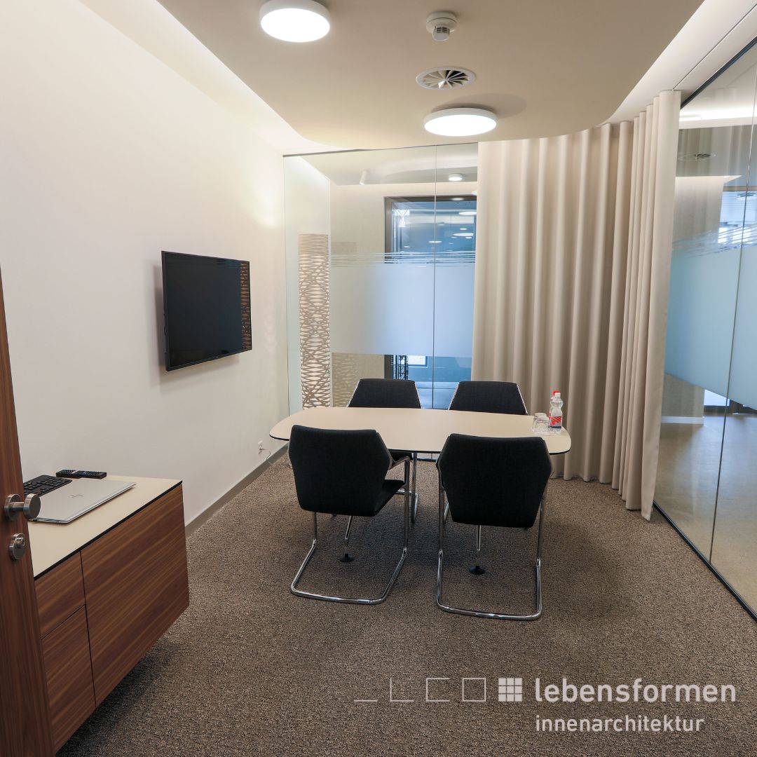 lebensformen-innenarchitektur-firmenkunden-werkschau-raiffeisenbank-niedergoesgen_BILD_einsicht_besprechung_rechts