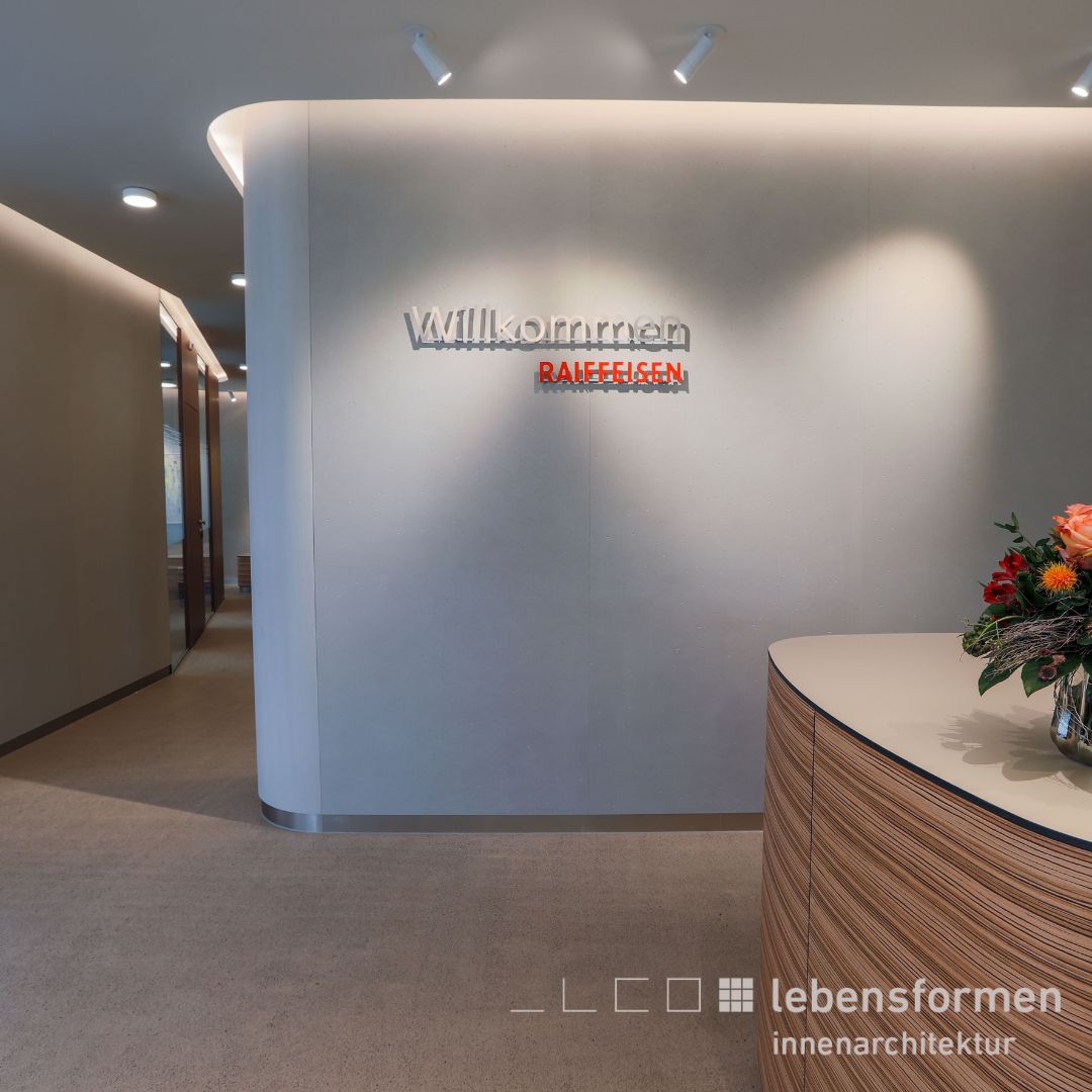 lebensformen-innenarchitektur-firmenkunden-werkschau-raiffeisenbank-niedergoesgen_BILD_einsicht_welcomedesk